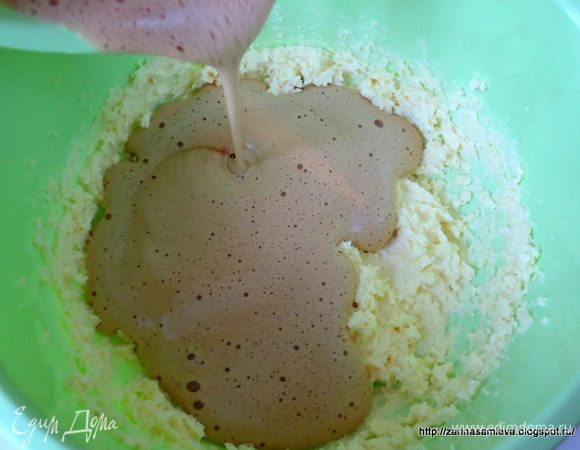 Отдельно взбить сливочное масло и соединить с яично-кофейной смесью.