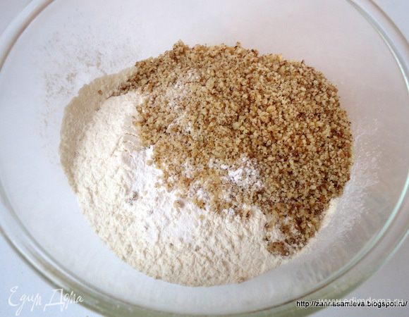 Муку просеять вместе с ванилином и разрыхлителем, перемешать с измельченными орехами.
