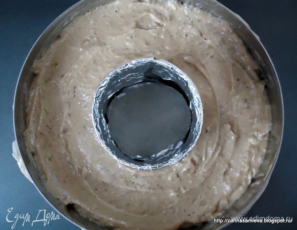 Выложить тесто в форму-кольцо d=20 см. Т.к. у меня нет такой формы, то я обернула жестяную  банку из под мясной консервы фольгой и поставила в центр.

Выпекать в заранее разогретой духовке при 180 °С ,30-40 минут (моему кексу хватило 30 минут).
