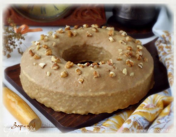 вылить на кекс. Украсить грецким орехом. Дать глазури застыть и можно наслаждаться ароматным кексом. Приятного!!

