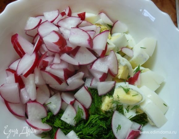 Яйца варим, остужаем, чистим. Зелень ( в деревне это укроп, петрушка да зеленый лук), моем, режем меленько. Редиску моем, режем в зависимости от размера: мелкую - кружочками, крупную - как у меня, каждый кружок на части. Яйца готовы? Их тоже режем как придется. Все сразу в миску. Посолим, заправим сметану. А потом все с черным хлебом...как вкусно...