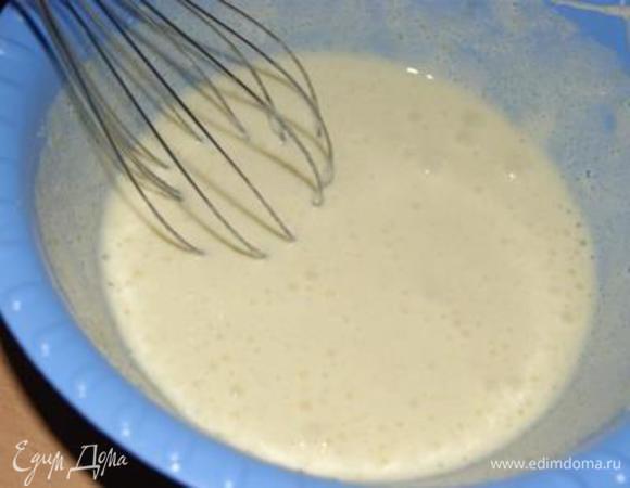 Яйцо взбить с сахаром в пышную массу.