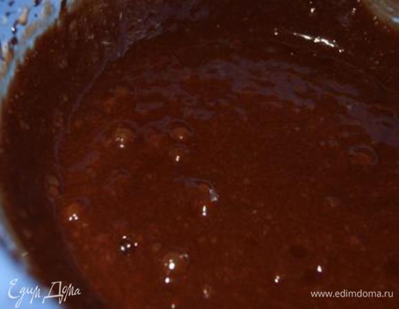 Не переставая взбивать влить растопленный шоколад.