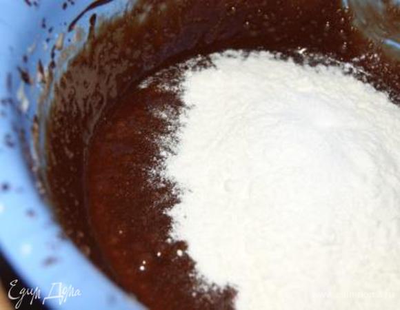 Добавить муку, смешанную с разрыхлителем и солью. Замесить тесто.
Тесто по консистенции очень похоже на тесто для брауни.