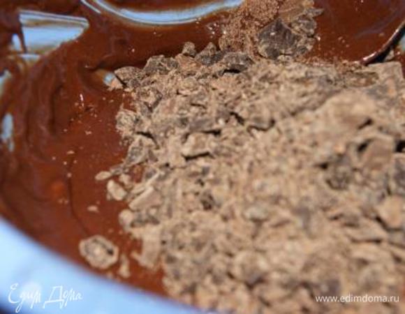 Оставшийся шоколад поломать на кусочки, добавить в тесто.