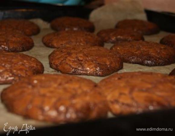 Выложить тесто на пергаментную бумагу, выпекать при 180 гр. 15 минут.
Остудить печенье минут 10. Приятного чаепития. И пусть весь мир подождет!!!