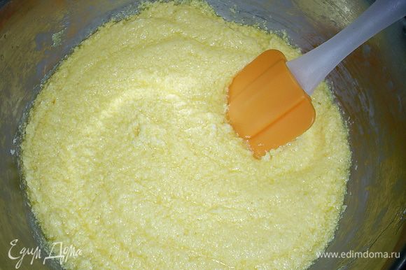 Размягченное масло взбиваем с сахаром, солью и ванилином. Затем по одному добавляем яйца, каждый раз взбивая до однородности.