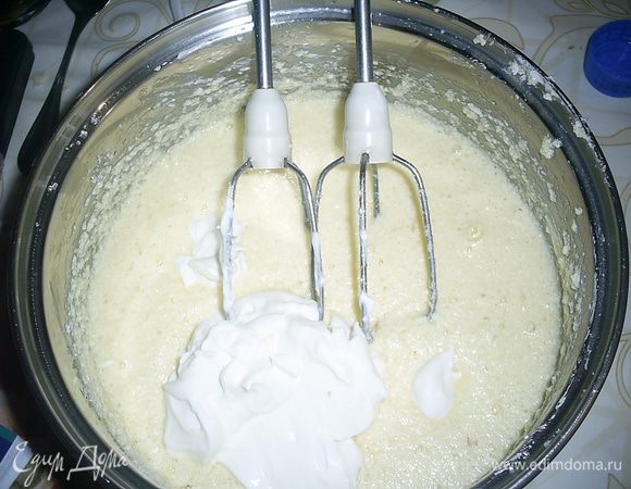Теперь добавляем сметану (жирность не имеет значения) и снова взбиваем.