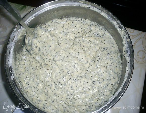 К полученной массе добавляем сок и цедру половинки  среднего лимона, сухой мак, и муку с разрыхлителем. Аккуратно перемешиваем лопаткой или ложкой до получения однородного теста.