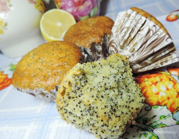 Формочки для кексов смазываем маслом и присыпаем мукой, можно вложить в них бумажные формочки. Наполняем формочки тестом на 2/3 высоты и отправляем в духовку разогретую до 180 градусов на 20-25 минут. Готовность можно проверить деревянной спицей, из готового кексика она выходит сухой.  Приятного аппетита!!!