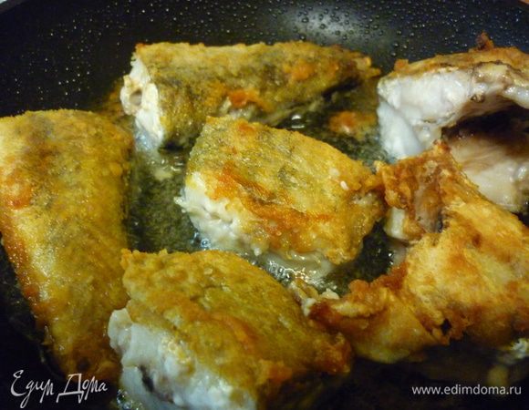 Огонь у меня достаточно сильный. Рыба нежная, прожаривается быстро. Подзолотилась с одной стороны - переворачиваем на другую.