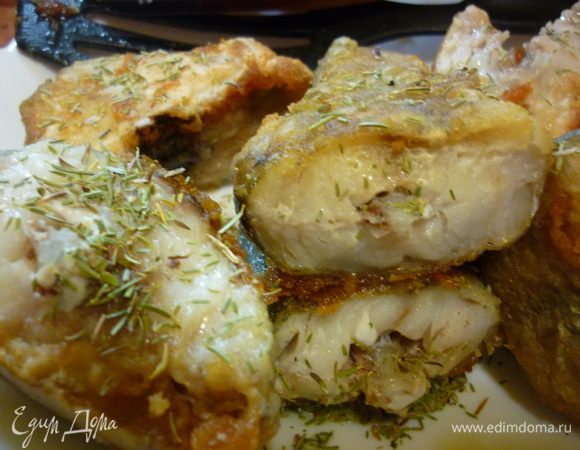 А теперь поджаренную с двух сторон рыбку перекладываем со сковороды и сразу посыпаем тимьяном. И тут нет особой разницы, свежим или сушеным. все равно будет ароматно и вкусно. Вы слышали выражение "КУРИТЬ ФИМИАМ"? Это и есть тимьян. Говорят, что своим ароматом он отпугивает нечистую силу.