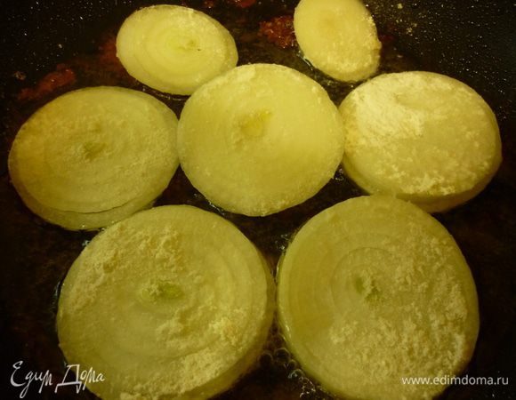 А теперь лучок. Я не люблю жареный лук, но мама моя его обожает. Поэтому наступаю на хвост собственным интересам. Режу лук колечками. Можно просто пожарить, перемешав и посолив. Но мы выпендримся, обмакнем в муку и зажарим, аккуратно сохранив форму. Но про соль помним.