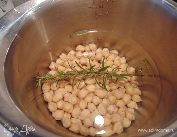Нут (120 грамм) замочить в холодной воде на ночь, на следующий день промыть, залить холодной водой и поставить варить с веточкой розмарина (если нет розмарина прекрасно подойдет лавровый лист), посолить. Готовый нут откинуть на дуршлаг. Свеклу отварить.