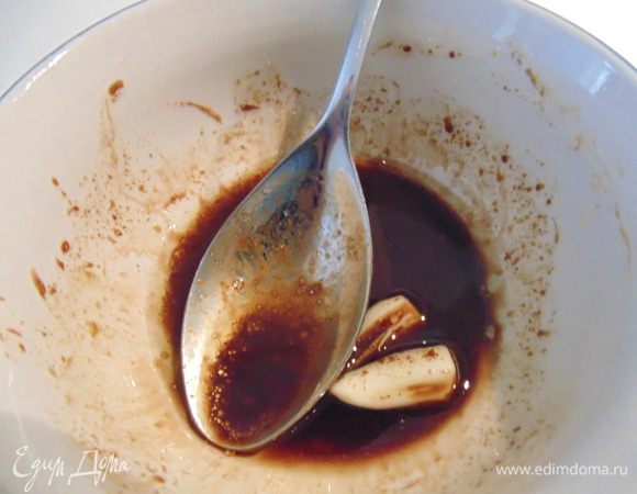 Приготовить заправку: смешать оливковое масло (или ароматное подсолнечное), бальзамический уксус, горчицу, добавить крупно порезанную дольку чеснока, настоять 15 минут, чеснок убрать.