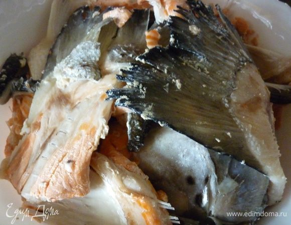 Рыба красная - громко сказано. Для этого супчика потребуется не сама рыба, а ее запчасти: голова, кости, хвост. Обычно мы покупаем в супермаркете набор для ухи. Не заморожен. Только рыбку разделают на филе, и нате вам, на костях по сантиметру мяса с каждой стороны. Варить суп лучше именно из костей, так он ароматнее, наваристее. Набор для ухи моем, из головы удаляем жабры, складываем в кастрюлю, солим, варим, снимая пену. Все сварится довольно быстро, минут 10-15. Но спешка нужна при охоте на блох, нам надо, чтоб косточки полностью отдались бульону, выварились. В общем, минут 30 пусть варятся. Или даже 40. Потом мы эти запчасти вытаскиваем из воды, пардон, бульона.