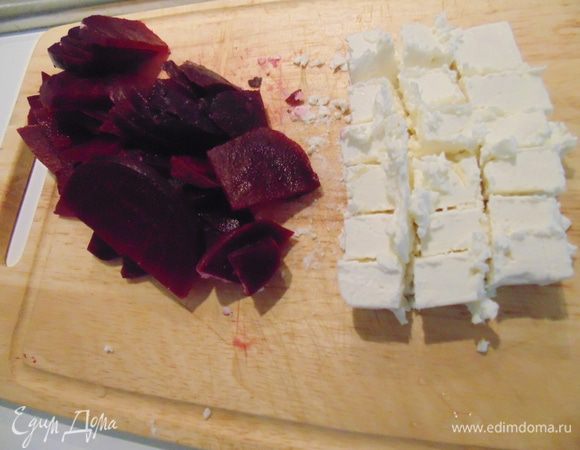 Красный лук порезать тонкими полукольцами, сыр Фета кубиками, свеклу тонкими дольками. Грецкие орехи подрумянить на сухой сковородке, крупно порубить. Листья салата порвать.