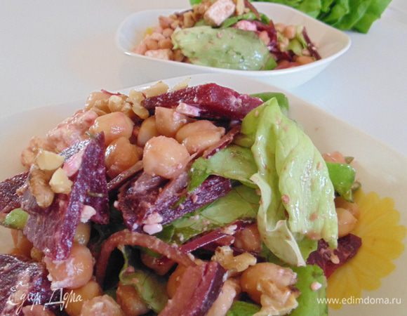 Собираем салат: в салатник положить салат, свеклу, фету, нут, лук, полить заправкой, посолить, поперчить, перемешать. Посыпать грецкими орехами.
Красивый и полезный салат готов!
Приятного аппетита!!!