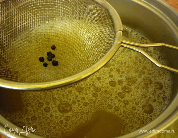 Бульон процедим. А вдруг косточки? Мама при варке рыбы добавляет несколько горошин черного перца. Так просто... А в это время отделяем рыбку от костей. Кости нам не нужны, а вот мясо в мисочке подержим немного до надобности.