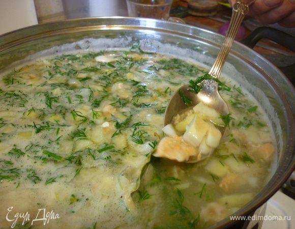 Пшено перебираем, тщательно моем, кладем в кипящий бульон и варим на медленном огне минут 15. Потом добавляем порезанную луковицу. И еще минут 5-7. А теперь укропчик и немного помолотые горошины перца и лаврушку, рыбкино мясо. И пусть супчик закипит.