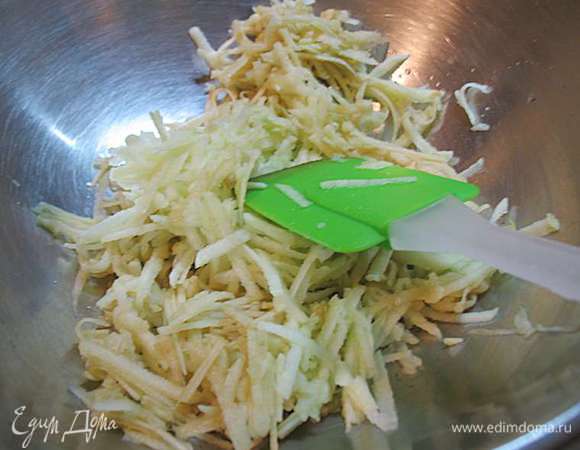 Яблоки очистить, удалить середину и натереть на крупной терке. Яблок по весу я взяла 330 г. 