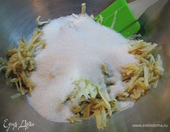 К натертым яблокам добавить сахар и соль. Перемешать. Если любите более сладкую выпечку то увеличьте его количество на 50 г. 