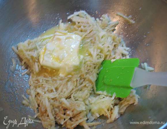 Добавить мягкое сливочное масло (можно добавлять и растопленное).