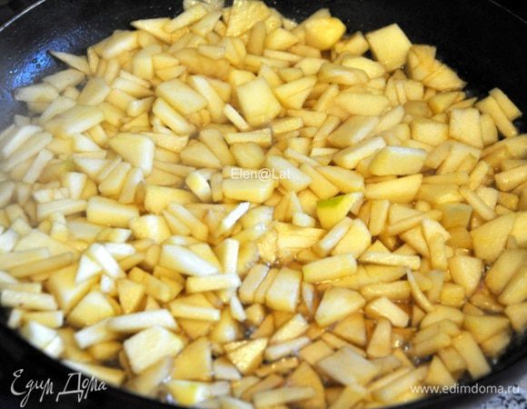 Сначала готовим начинку. Для этого в сковороде растопить сливочное масло и добавить сахар, как только сахар начнет карамелизироваться, добавить яблочки. Тушить, помешивая. Когда яблочки станут мягкими и красивого янтарного цвета, они готовы. Переложить в миску и остудить.