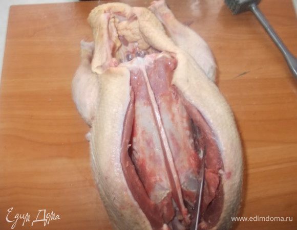 Разрезаем утку вдоль грудки,стараясь оставлять каркас без мяса. Нужен очень острый нож.