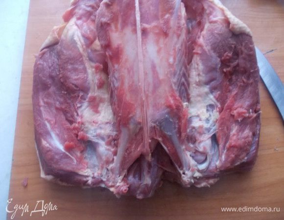 Аккуратно стараемся освободить мясо от кости, при этом не повреждая целостность кожи.