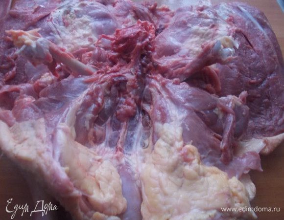 После удаления каркаса, нужно срезать косточки с окорочков. Легко это можно сделать, там где суставы.