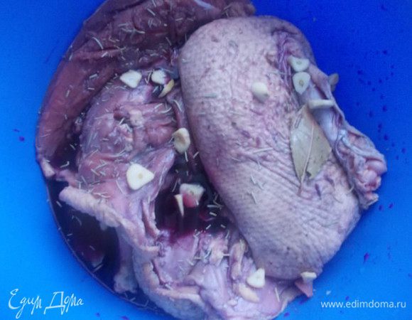 Заливаем ее вином, добавляем порезанный чеснок, розмарин, лавровый лист и солим. Оставляем мариноваться на пару часов.