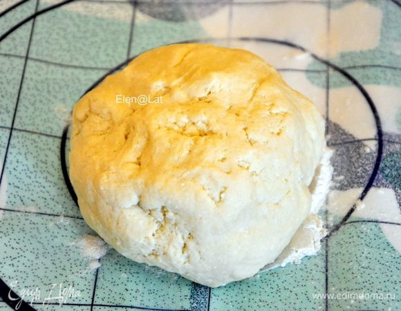 Для теста:
В миске смешать творог, муку, сливочное масло и соль. Замесить тесто и отправить в холодильник на полчаса. 