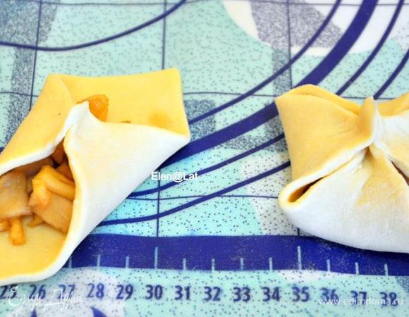 Теперь сформировать конвертик, хорошо защипывая края. 