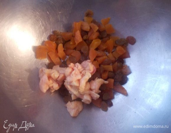 Для приготовления начинки, порежем курагу кубиками, добавим изюм. Я добавила немного утиного жира, но это необязательно.