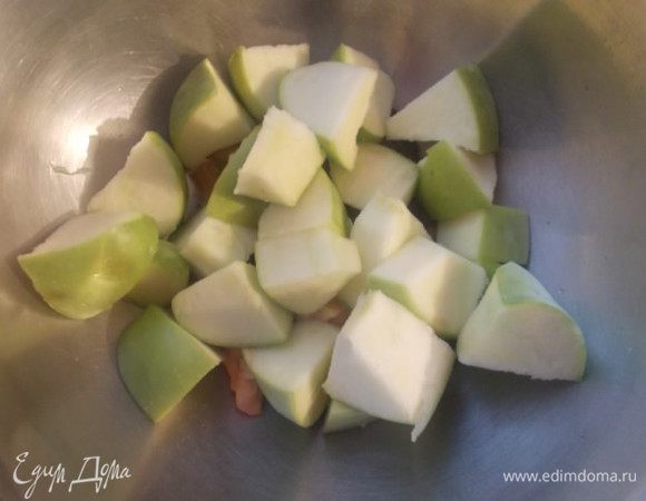 Добавить крупно порезанные яблоки. У меня"Семеренко", главное,чтобы были кисло-сладкие. Добавляем щепотку мускатного ореха и щепотку молотого перца.
