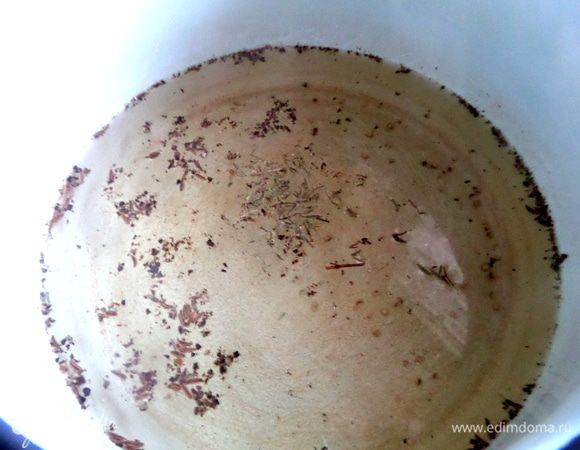 Ставим вариться яйца на 10 минут в обычной воде и параллельно готовим маринад,он должен потом остыть. Ставим на огонь воду и насыпаем в неё тимьян, тмин.