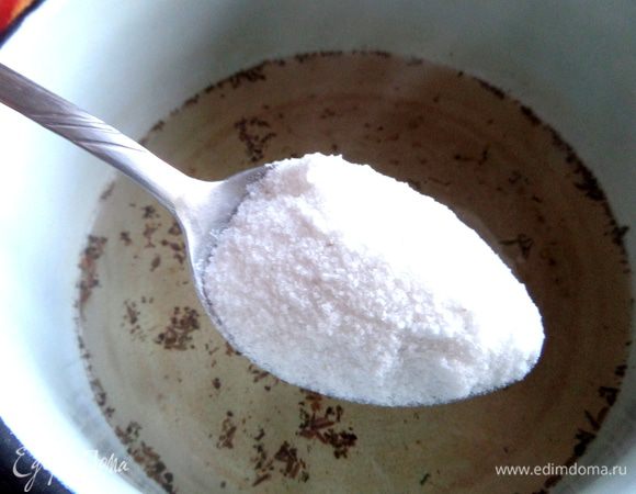 Добавим соль - ложку с горкой. Доводим почти до кипения.