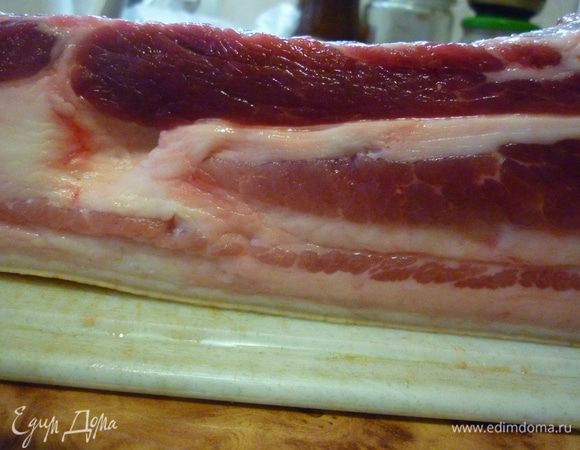 Первый шаг - это шаг в сторону деревенского рынка. Именно на деревенском (или колхозном) рынке есть некие шансы купить настоящее деревенское сало, выращенное, а не наколотое гормонами роста. Мясную прослоечку выбираем потолще, сало должно быть белым, мягким, нежным. А шкурка - обязательно толстая. Это один из показателей натуральности. А если она еще и отделяется хорошо, то вы - везунчик!!!