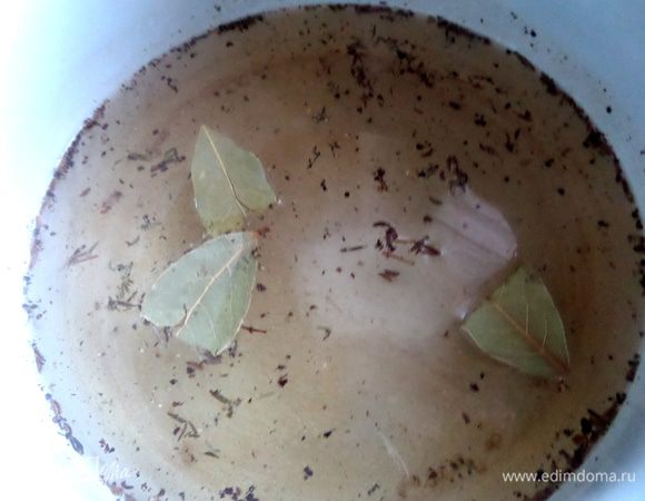 Кидаем лавровый лист.