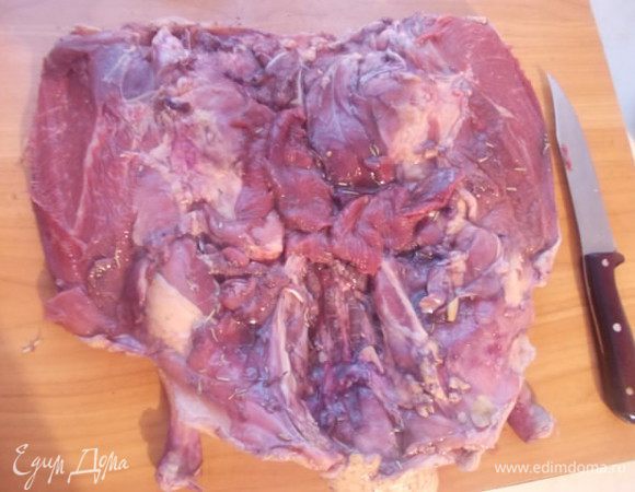 Вытаскиваем нашу утку из маринада,обтираем салфеткой. На спинке у утки мало мяса, одна шкура, поэтому я срезала чуть-чуть мяса с грудки и положила на спинку, как бы выравнивая ширину мяса. Присыпать солью.