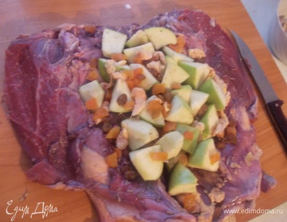 Выкладываем начинку на утку.