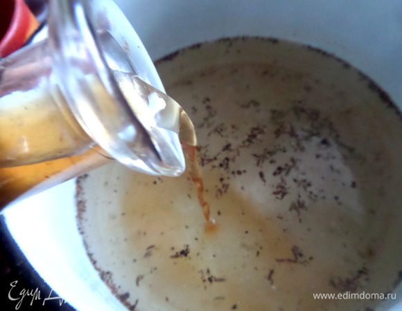 В конце вливаем уксус (у меня яблочный).