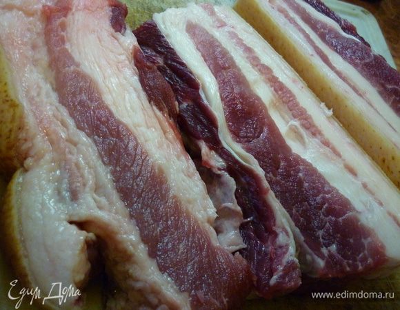 Режем сало под размер емкости, в котором оно будет солиться. Для этой цели подойдет даже полиэтиленовый пакет. Но в какой-нибудь плошке интереснее солить. Я режу полосками длиной около 20 см, толщиной 3-4 см.