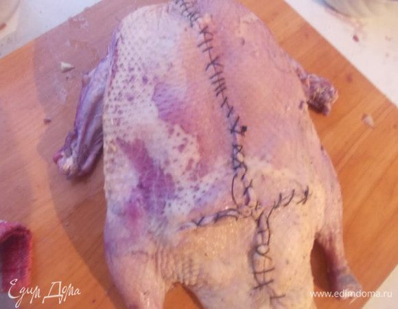 Берем двойную нитку и зашиваем полностью нашу утку.