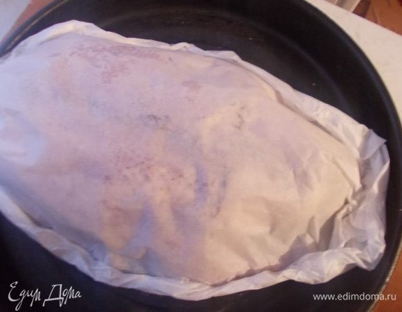 Заворачиваем в пергамент и отправляем в духовку на 2-2.5 часа,при 180С. Если вы хотите зажаристую корочку, нужно минут за 20 до конца  освободить утку от пергамента и увеличить температуру запекания на 240-250С. 