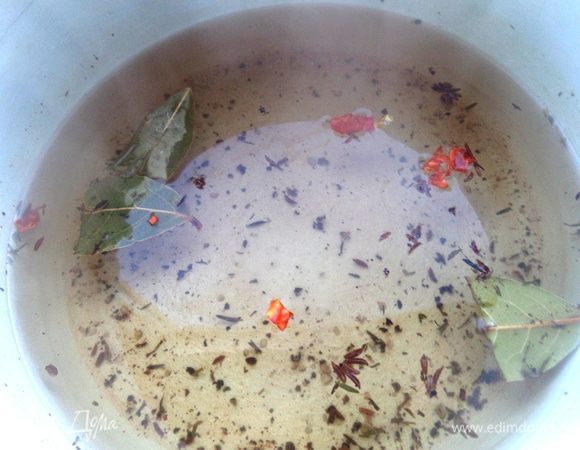 Добавим кусочки чили или в порошке пару щепоток, а также молотый чёрный перец.