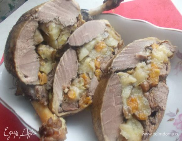 Достанем из духовки, немного остудим и можно нарезать и подавать к столу.