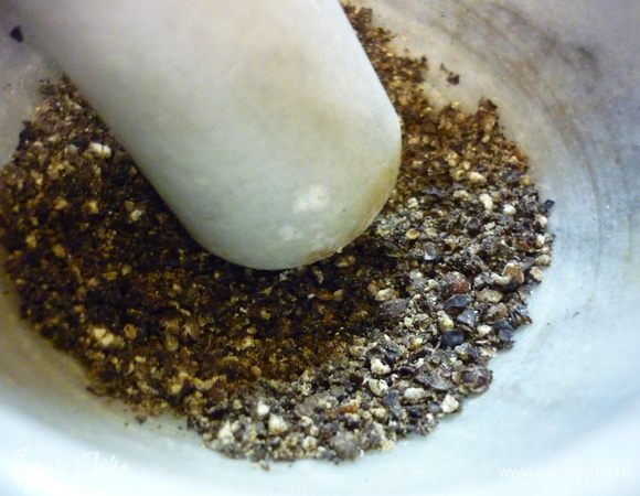 Перец потолочь в ступке. Не переусердствуйте, перечная "мука" не нужна. Пусть будет просто дробленый перец. И не думайте, что это много. Хотя... мы любим поострее. А вы на свой вкус ориентируйтесь.