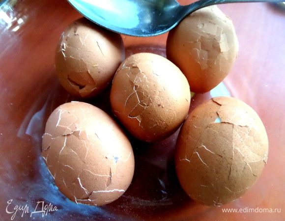 Теперь самое забавное в рецепте! Остывшие в холодной воде яйца нужно хорошенько побить ложкой,чтобы были трещинки по всей поверхности)))